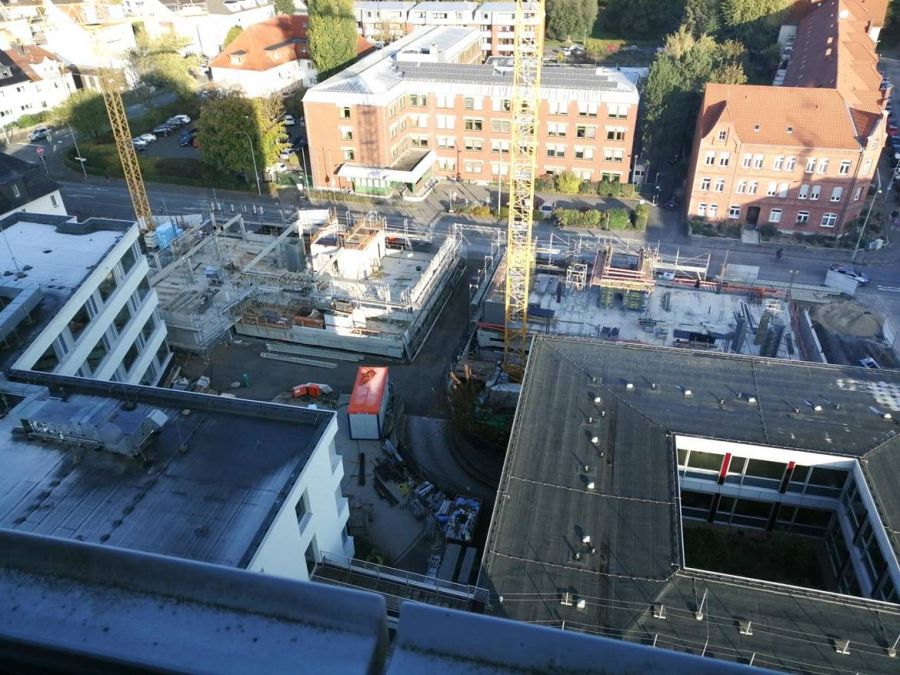 Blick von oben auf die Baustelle hinter dem Kreishaus: Der neue Bürotrakt kann voraussichtlich vier Monate später, im Mai 2021, bezogen werden